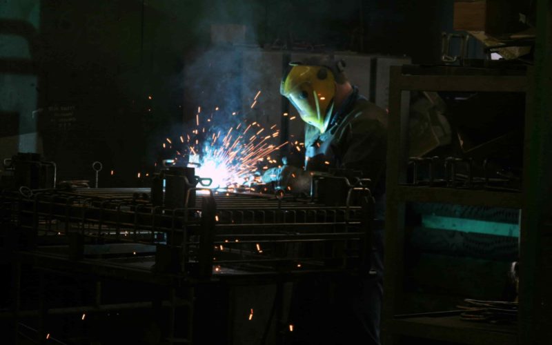 Proces produkcji w Elkom Trade. Fot. Urząd Miasta Ostrowca Świętokrzyskiego