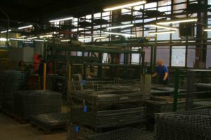 Proces produkcji w Elkom Trade. Fot. Urząd Miasta Ostrowca Świętokrzyskiego