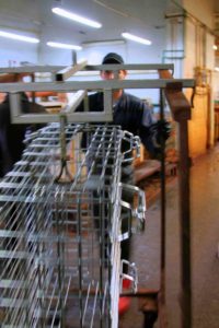 Proces produkcji w Elkom Trade. Fot. Urząd Miasta Ostrowca Świętokrzyskiego