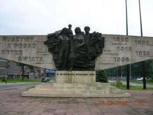 Pomnik Czynu Zbrojnego Proletariatu Krakowa. Postawiony na pamiątkę wydarzeń z 1936. Fot. Wikimedia Commons, https://creativecommons.org/licenses/by-sa/3.0/pl/deed.pl