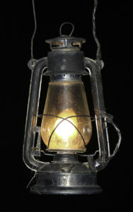 Lampa naftowa. Fot. Wikimedia Commons, Anton Croos