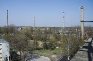 Kominy dawnej fabryki .Fot. CC BY 3.0, https://commons.wikimedia.org/w/index.php?curid=55187829